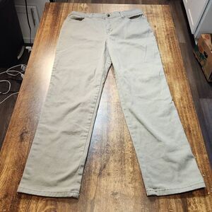 Gloria Vanderbilt short khakis
